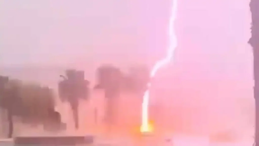 Impacto de un Rayo en Rojales: Un Espectáculo Natural Devastador