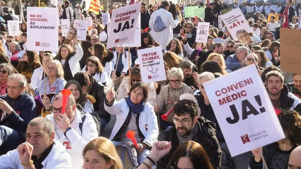 Médicos Españoles Anuncian Huelga Nacional Indefinida por un Estatuto Propio