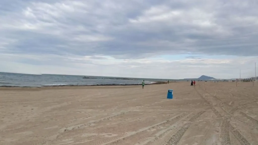 Rescate Heroico: La Aventura de un Niño Perdido en la Playa de Oliva