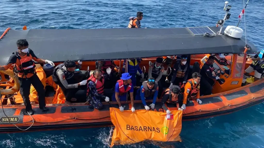 Tragedia en el Mar de Indonesia: La Búsqueda de un Niño Desaparecido Continúa
