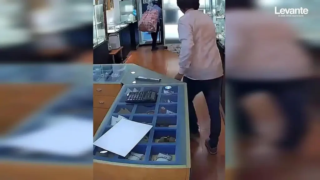 Atracos a joyerías en València: detención de banda armada con cuchillos de cocina