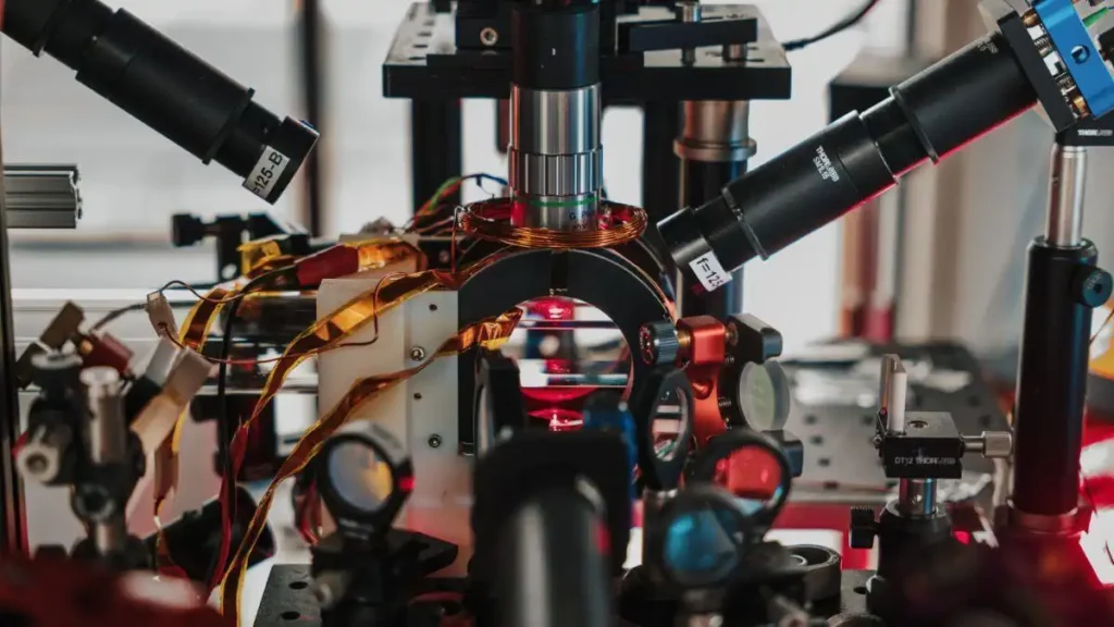 Miniuniverso cuántico mide el tiempo sin reloj: avance en física fundamental