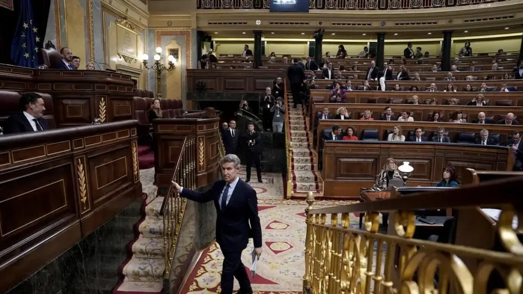 ¿Qué significa la estrategia de Feijóo ante la crisis del PSOE en 2026?