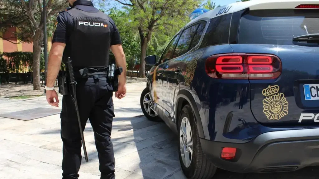 Uniformes policiales desaparecidos en Valencia: riesgo real de usurpación de autoridad